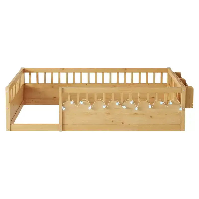 Cadre de lit en bois naturel avec barrières hautes, lumière intégrée et étagère de rangement pour enfants