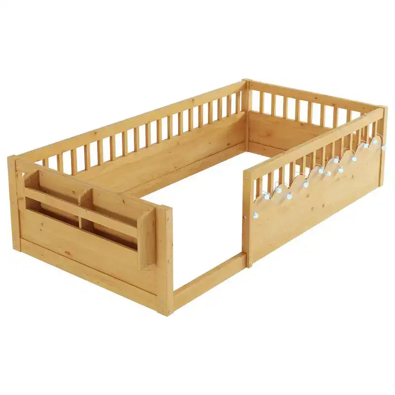 Cadre de lit en bois naturel avec barrières hautes, lumière intégrée et étagère de rangement pour enfants