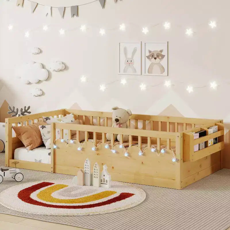Cadre de lit en bois naturel avec barrières hautes, lumière intégrée et étagère de rangement pour enfants
