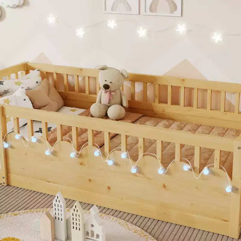 Cadre de lit en bois naturel avec barrières hautes, lumière intégrée et étagère de rangement pour enfants