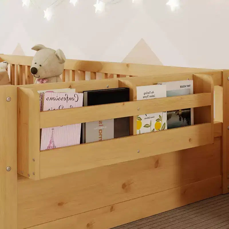 Cadre de lit en bois naturel avec barrières hautes, lumière intégrée et étagère de rangement pour enfants