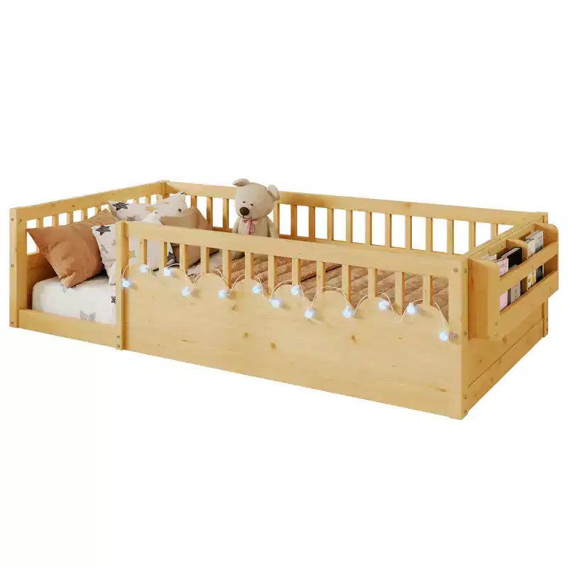 Cadre de lit en bois naturel avec barrières hautes, lumière intégrée et étagère de rangement pour enfants