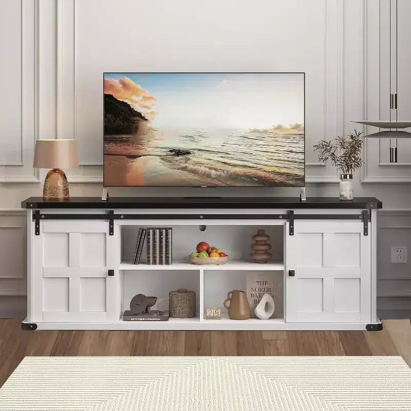 Meuble TV de ferme pour téléviseurs de 75/80 pouces, meuble de 70 pouces avec rangement, porte coulissante de style grange, prise de courant, console de divertissement pour salon
