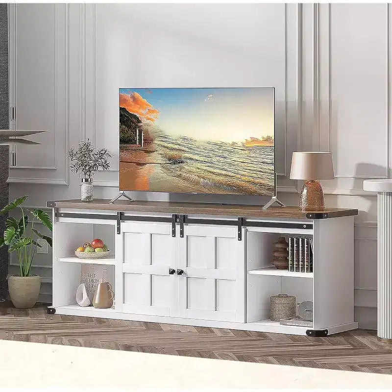 Meuble TV de ferme pour téléviseurs de 75/80 pouces, meuble de 70 pouces avec rangement, porte coulissante de style grange, prise de courant, console de divertissement pour salon