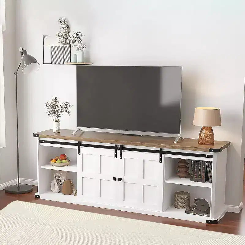 Meuble TV de ferme pour téléviseurs de 75/80 pouces, meuble de 70 pouces avec rangement, porte coulissante de style grange, prise de courant, console de divertissement pour salon