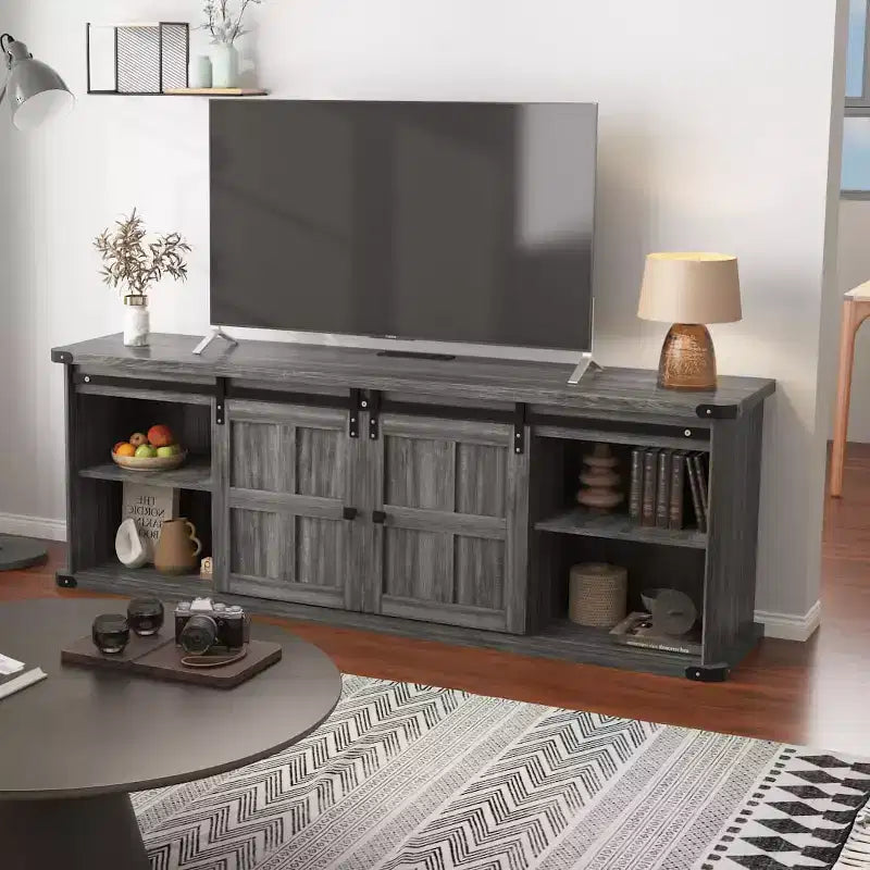 Meuble TV de ferme pour téléviseurs de 75/80 pouces, meuble de 70 pouces avec rangement, porte coulissante de style grange, prise de courant, console de divertissement pour salon