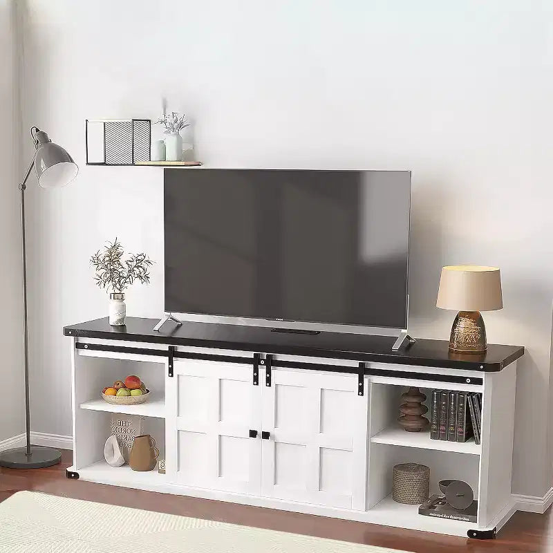 Meuble TV de ferme pour téléviseurs de 75/80 pouces, meuble de 70 pouces avec rangement, porte coulissante de style grange, prise de courant, console de divertissement pour salon