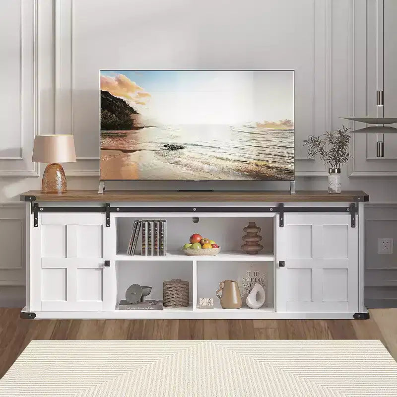 Meuble TV de ferme pour téléviseurs de 75/80 pouces, meuble de 70 pouces avec rangement, porte coulissante de style grange, prise de courant, console de divertissement pour salon
