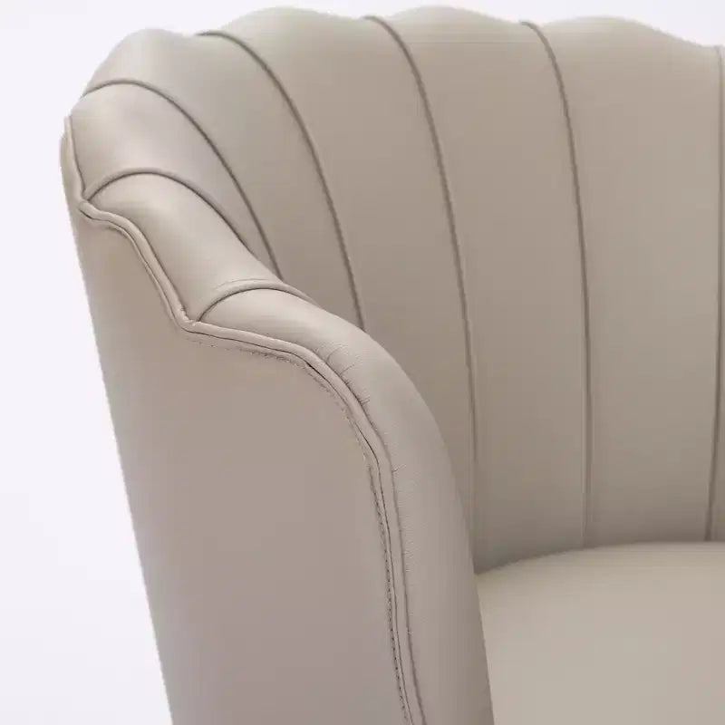 Fauteuil pivotant Pétale, Fauteuil d'appoint avec base métallique rotative, Dossier incurvé cannelé, Fauteuil de bureau à oreilles en cuir véritable pour bureau, salon