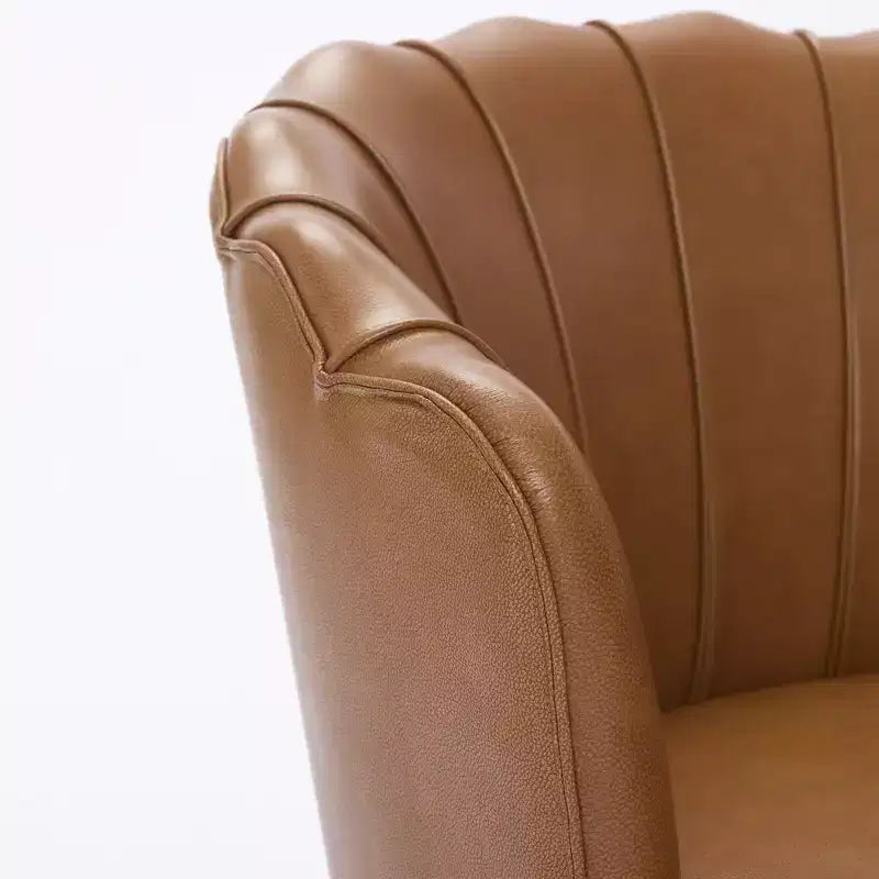 Fauteuil pivotant Pétale, Fauteuil d'appoint avec base métallique rotative, Dossier incurvé cannelé, Fauteuil de bureau à oreilles en cuir véritable pour bureau, salon