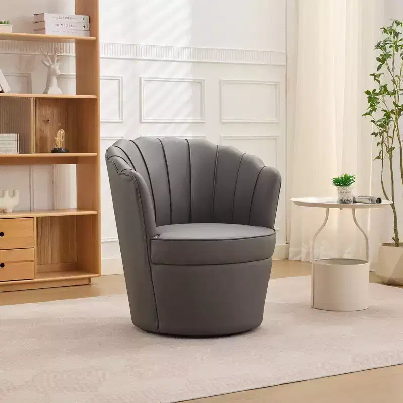 Fauteuil pivotant Pétale, Fauteuil d'appoint avec base métallique rotative, Dossier incurvé cannelé, Fauteuil de bureau à oreilles en cuir véritable pour bureau, salon