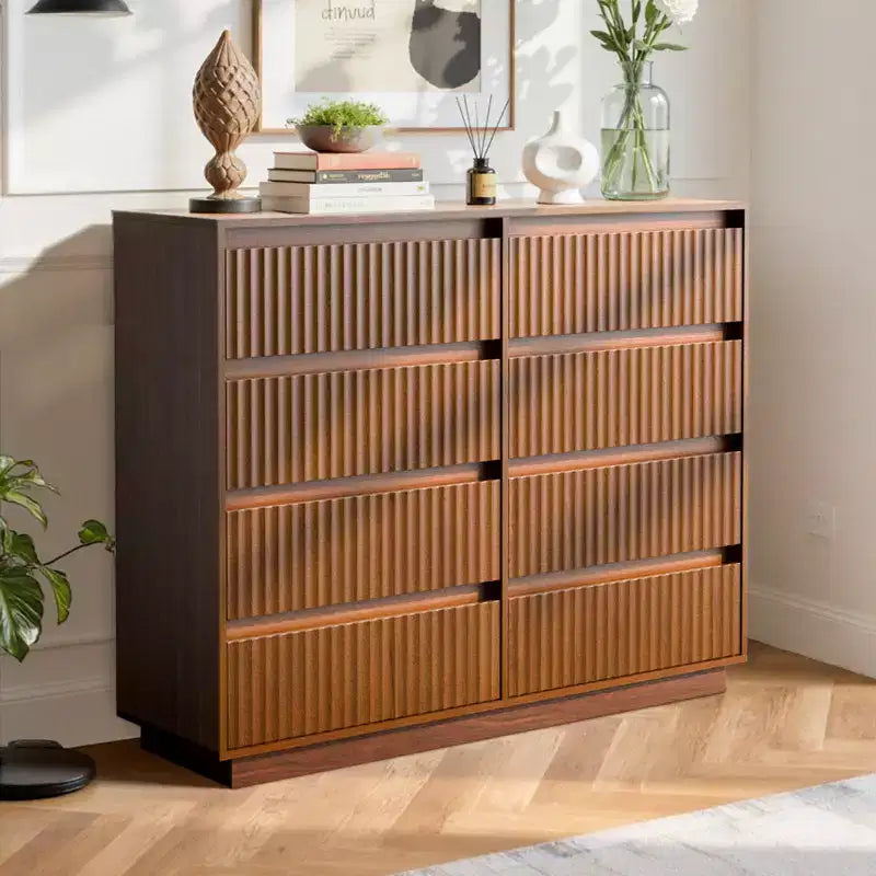 Commode à 8 tiroirs de 132 cm de largeur avec panneau cannelé à motif ondulé