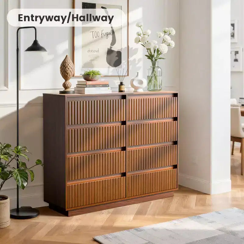 Commode à 8 tiroirs de 132 cm de largeur avec panneau cannelé à motif ondulé