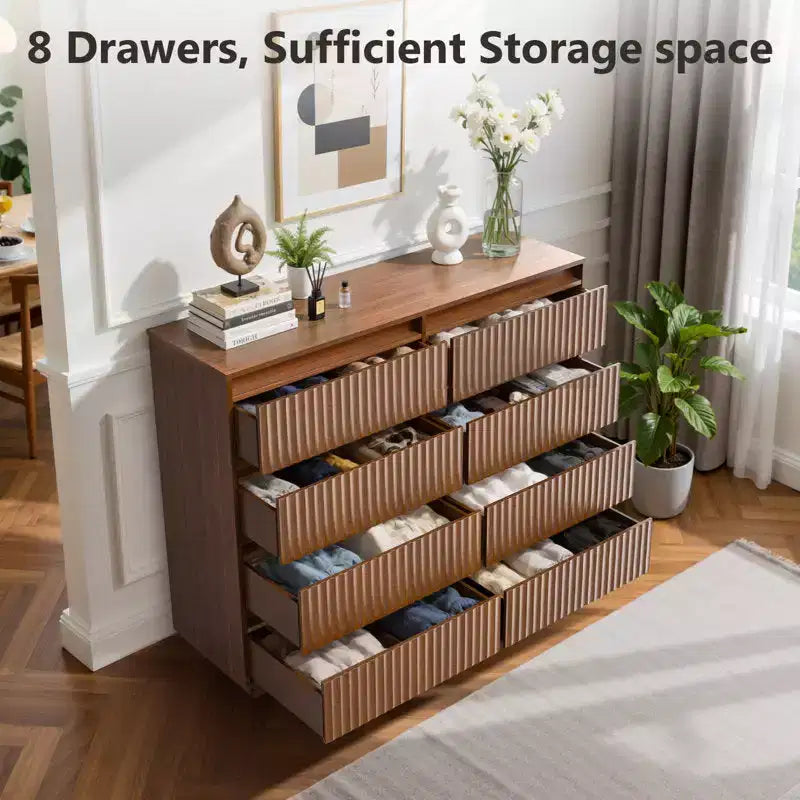 Commode à 8 tiroirs de 132 cm de largeur avec panneau cannelé à motif ondulé
