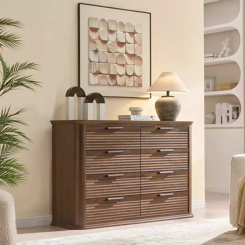Commode moderne en bois de 132 cm à 8 tiroirs, design cannelé et incurvé pour le rangement dans le salon et le couloir