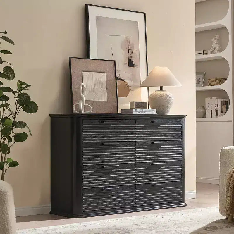 Commode moderne en bois de 132 cm à 8 tiroirs, design cannelé et incurvé pour le rangement dans le salon et le couloir
