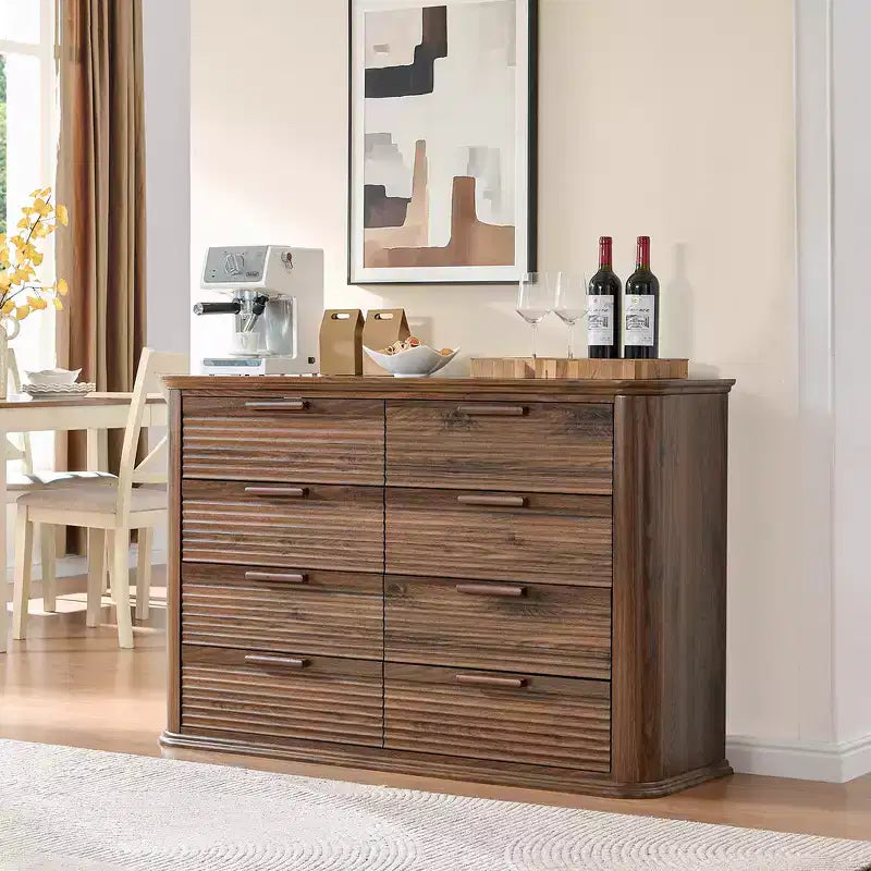 Commode moderne en bois de 132 cm à 8 tiroirs, design cannelé et incurvé pour le rangement dans le salon et le couloir